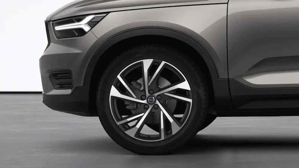 New Volvo R-Design Micro hybrid 8-speed Geartronic™ automatic transmission 3