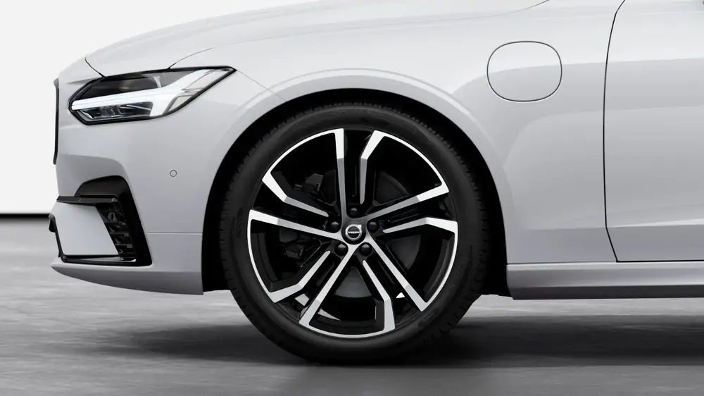 New Volvo R-Design Plug-in Hybrid 8-speed Geartronic™ automatic transmission 3
